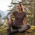Vrouw draagt bruin Scandinavian Symbol t-shirt in Scandinavisch landschap