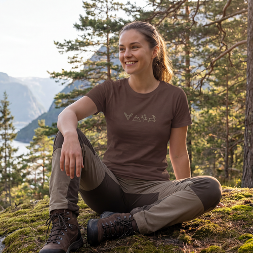 Vrouw draagt bruin Scandinavian Symbol t-shirt in Scandinavisch landschap
